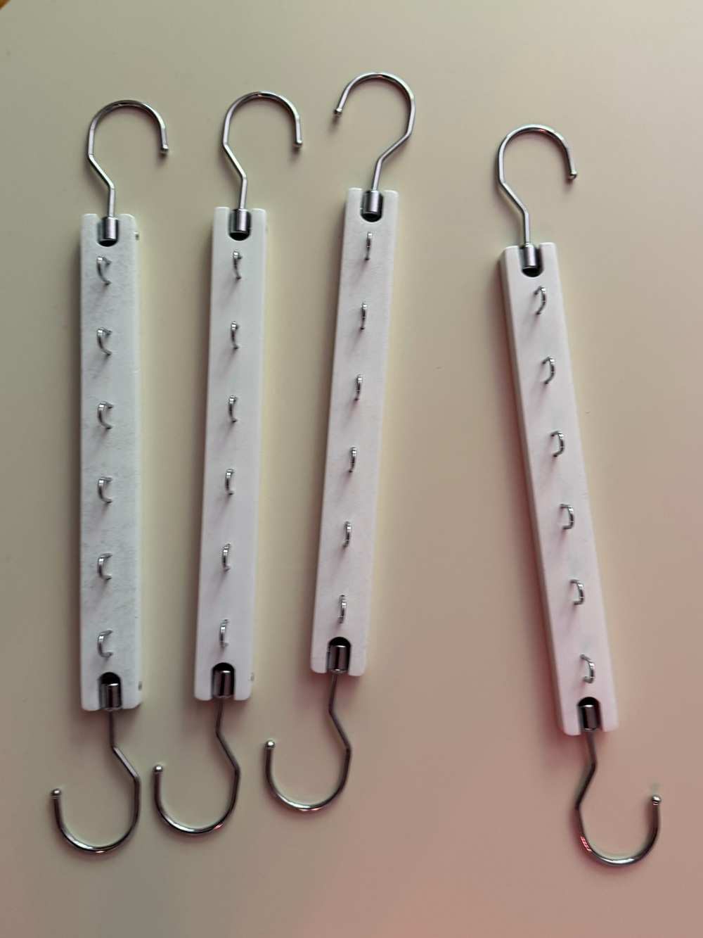Set of 4 whit multi-hook clothes hooks.